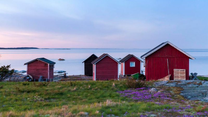 Punaiset mökit meren rannalla